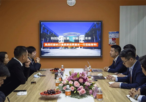 福建省長(zhǎng)汀縣呂莉縣長(zhǎng)一行蒞臨超越激光視察指導(dǎo)-9.png