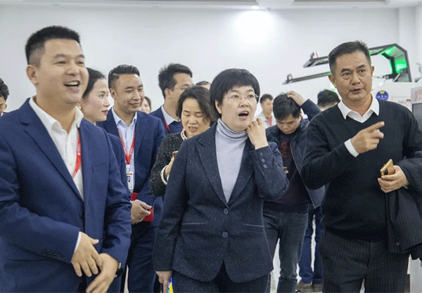 福建省長(zhǎng)汀縣呂莉縣長(zhǎng)一行蒞臨超越激光視察指導(dǎo)-14.png