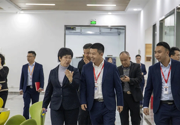 福建省長(zhǎng)汀縣呂莉縣長(zhǎng)一行蒞臨超越激光視察指導(dǎo)-5.png